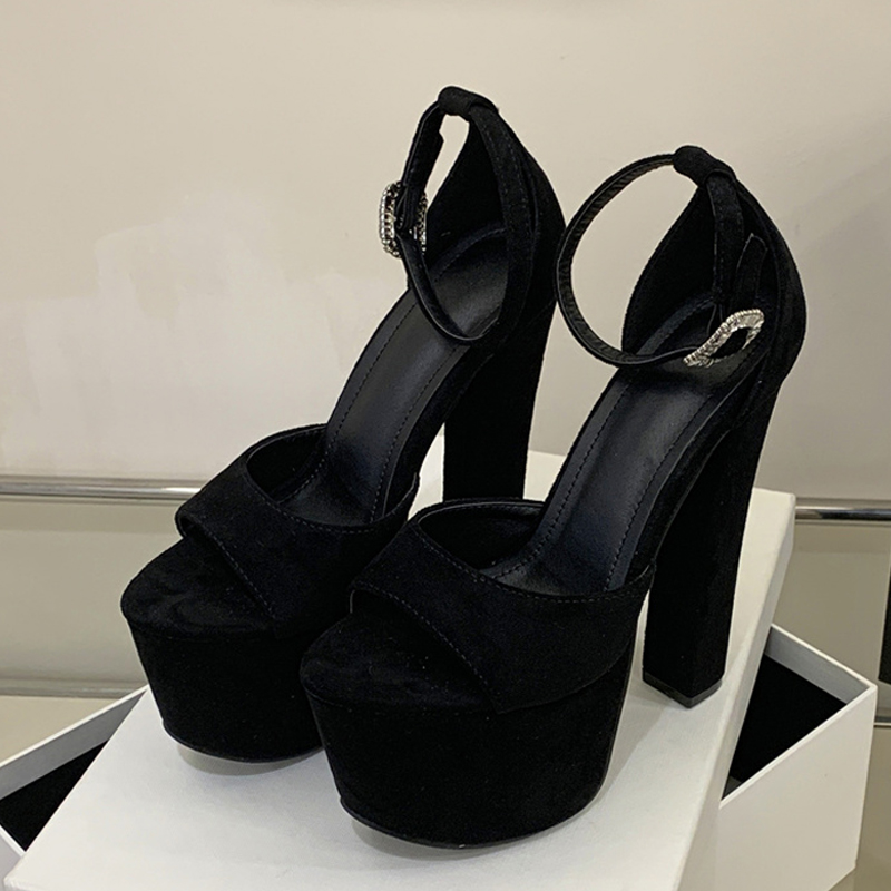 Sandali con Tacco Alto Estremo - Women Fashion Show recensione e prezzo