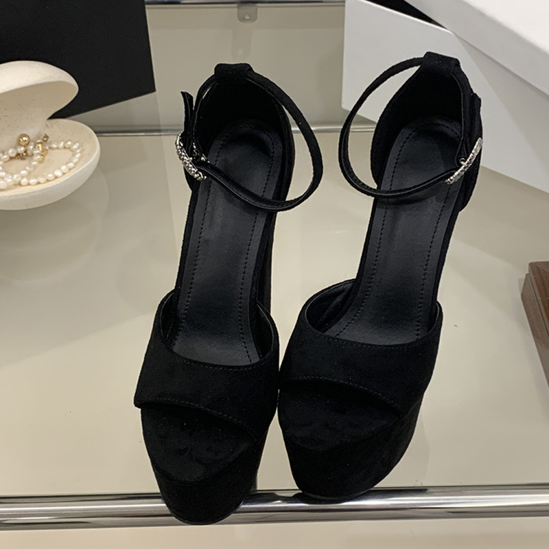 Sandali con Tacco Alto Estremo - Women Fashion Show recensione e prezzo