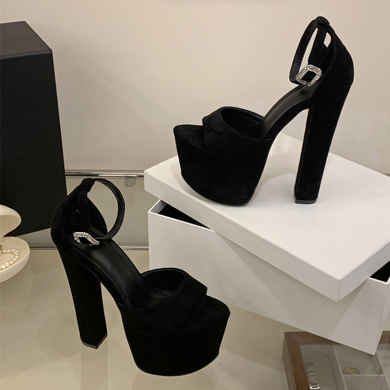 Sandali con Tacco Alto Estremo - Women Fashion Show recensione e prezzo